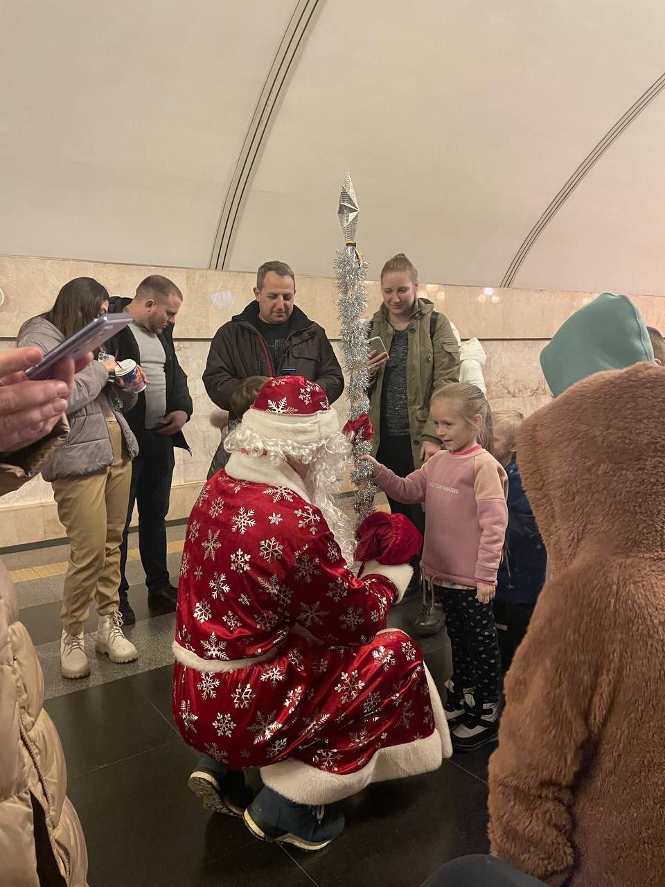 В киевском метро во время обстрелов для детей устроили новогодний праздник (фото)